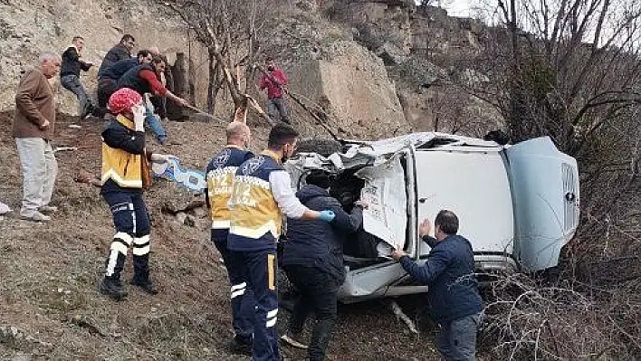 20 metre yükseklikten uçuruma yuvarlanan otomobilde can pazarı