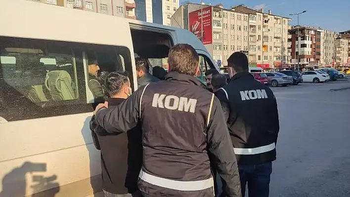 Kaçak tütün operasyonunda gözaltına alınanlar sağlık kontrolünden geçirildi