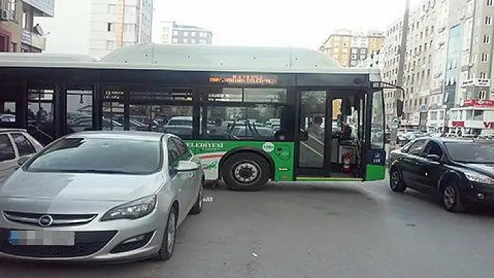 Yola hatalı park edilen otomobil trafiği kilitledi