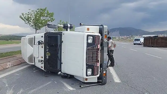 Direksiyon hakimiyeti kaybolan kamyonet yan yattı 