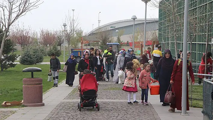 Hayvanat bahçesine ziyaretçi akını