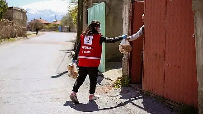 Türk Kızılay ramazan kumanyasıyla evlere ulaşıyor