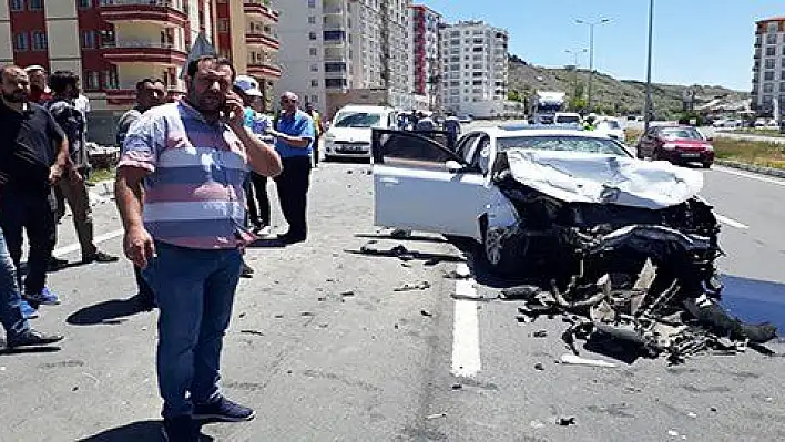 Kamyona arkadan çarpan lüks otomobil hurdaya döndü: 4 Yaralı 