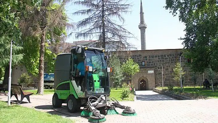 Camilerde dezenfekte çalışmaları devam ediyor