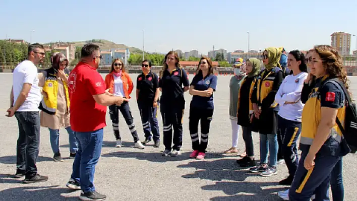 Kadın sağlık çalışanlarına 'ambulans sürüş teknikleri eğitimi' verildi