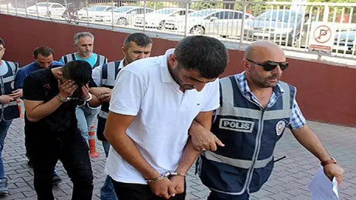 Kimseye aldırış etmeden çalmaya devam etti