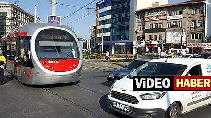 Tramvay otomobile çarptı, trafik aksadı