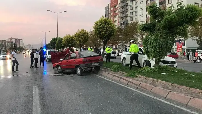 Kayseri'de iki otomobil çarpıştı: 4 yaralı