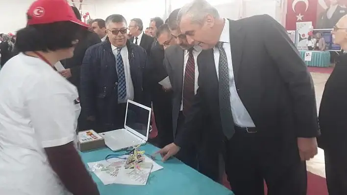 'Gençlerimizden çıkacak fikirler ileride ülkemize büyük katkıları olacak'