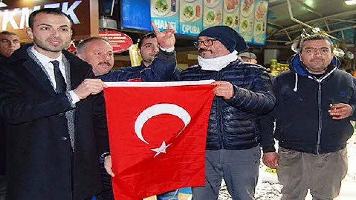 Afrin harekatına destek için Türk bayrağı dağıttılar