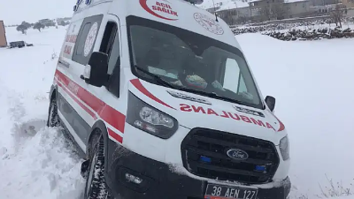 Hasta taşıyan ambulans kara saplandı