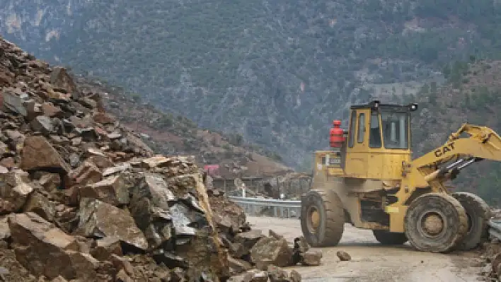 Heyelanın yaşandığı bölgede çalışmalar sürüyor