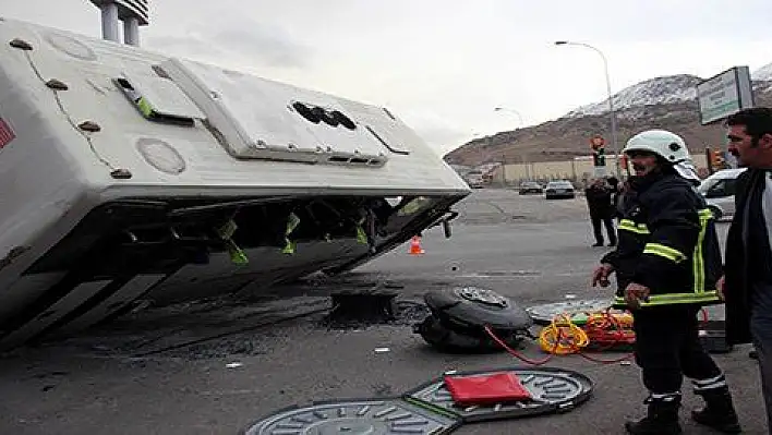 İşçileri taşıyan servis midibüsleri çarpıştı: 22 yaralı