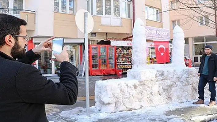 Yapımı 4 saat sürdü, tamamlamak için kar yağmasını bekliyor