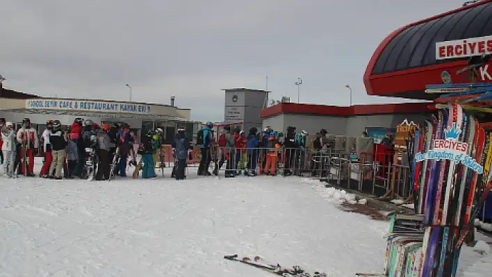 Erciyes'te turist yoğunluğu