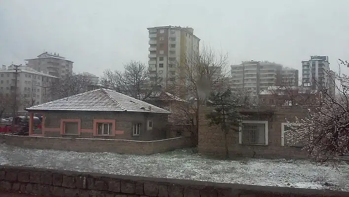 Kayseri güne karla uyandı