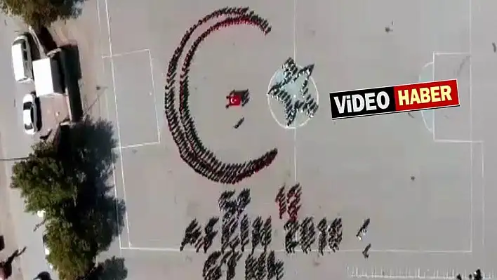 400 öğrenciden  'Ay yıldız ' koreografisi