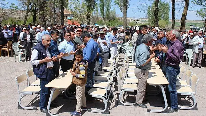 Tomarzalı çiftçiler yağmur duasına çıktı