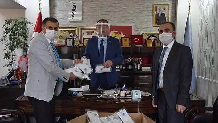 25 kursiyer günde 1000 maske üretiyor