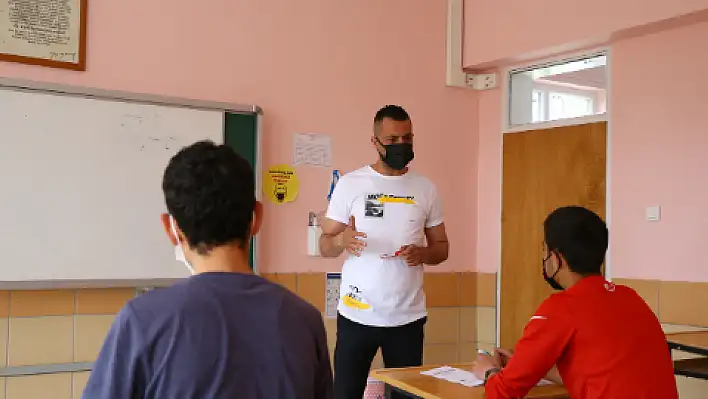  Hayata tutunma azmiyle öğrencilerine örnek oluyor