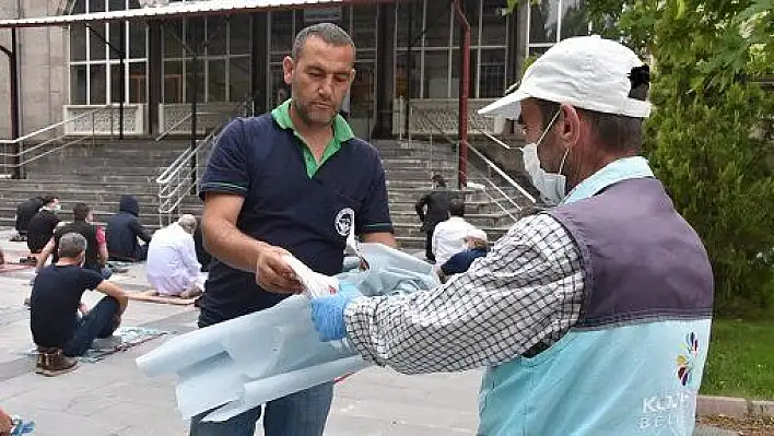 Cuma namazı öncesi maske ve seccade dağıtıldı