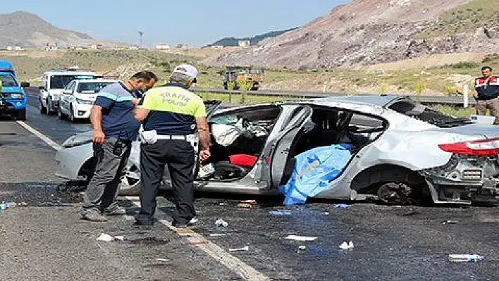 Kayseri'de feci kaza: 2 ölü 3 ağır yaralı