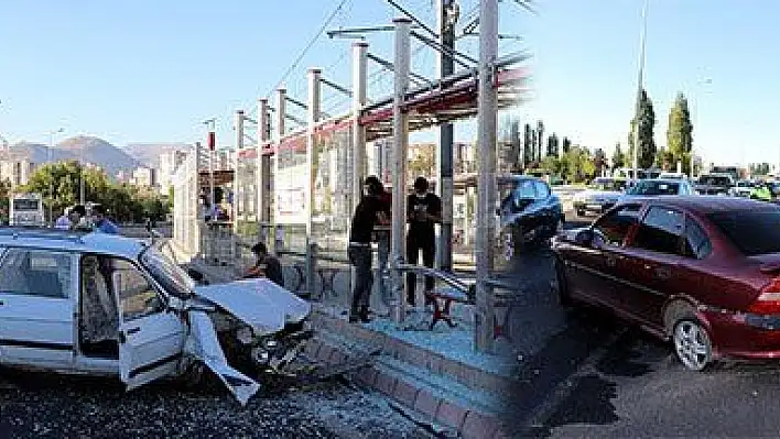 İki otomobilin çarpıştı, durakta tramvay bekleyen kadın yaralandı