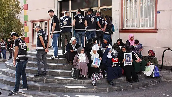 Annelerin HDP önündeki evlat nöbeti 27'nci gününde