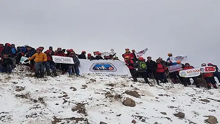 Cumhuriyet'in 94. yılını Erciyes'in zirvesinde kutladılar 