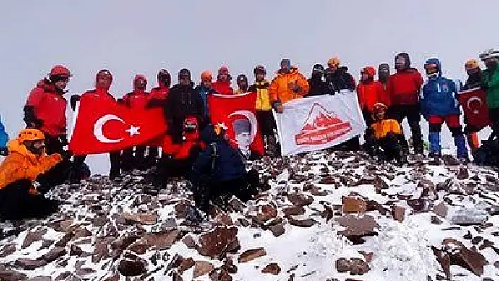 Dağcılar 29 Ekim Cumhuriyet Bayramı için tırmandı