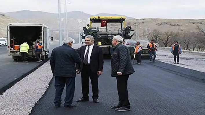 Başkan Çelik, şehir merkezi ve ilçelerde asfalt çalışmalarını yerinde takip etmeye devam ediyor