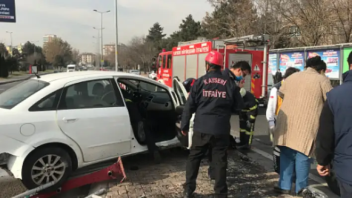 Kontrolden çıkan otomobil bariyerlere çarptı