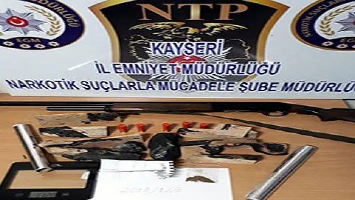 Polisleri görünce uyuşturucuyu sobada yakmaya çalıştılar  