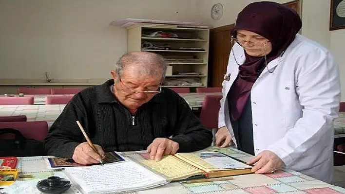 Emekli torna ustası, 5 yılda 21 kurstan sertifika aldı