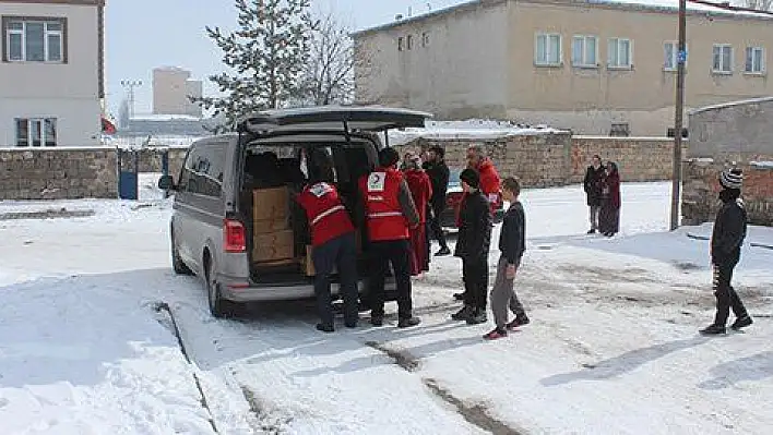 300 aileye yardım paketleri ulaştı