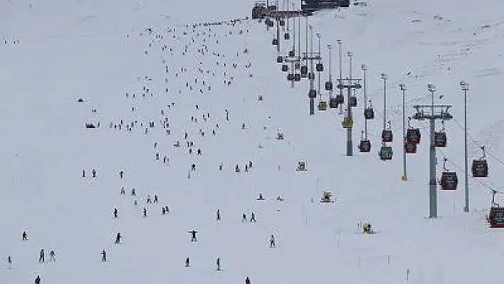 Erciyes'te yarıyıl tatili yoğunluğu yaşanıyor