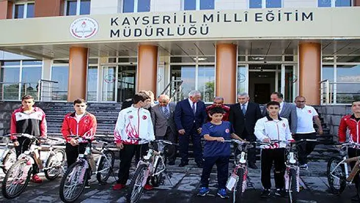 Elmalı, başarılı sporcuları ödüllendirdi