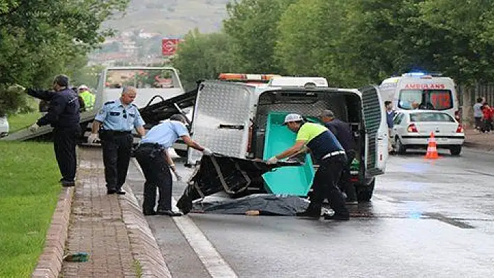 Otomobilin çarptığı anne öldü, oğlu ağır yaralandı