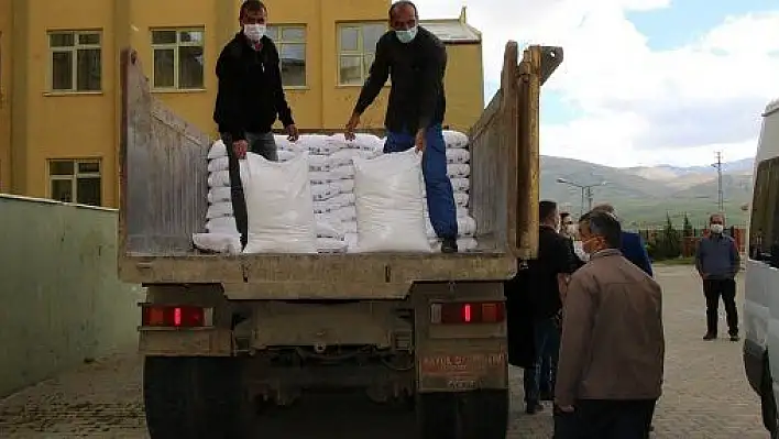 Öğrenci ve öğretmenlerin katkısıyla alınan 445 torba un dağıtıldı