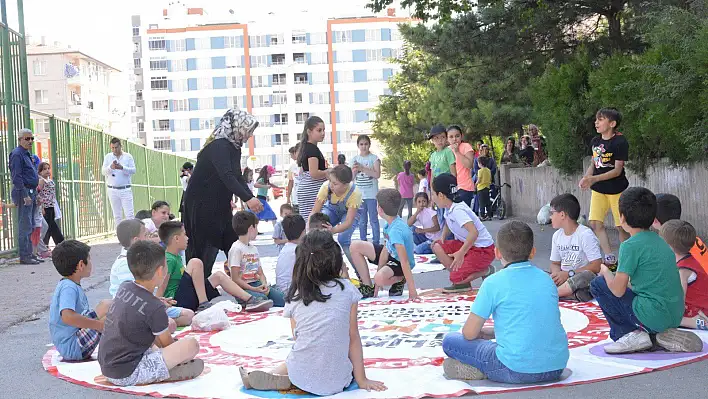 'Yaz okulu öğrencilerine yöresel sokak oyunları öğretiliyor' 