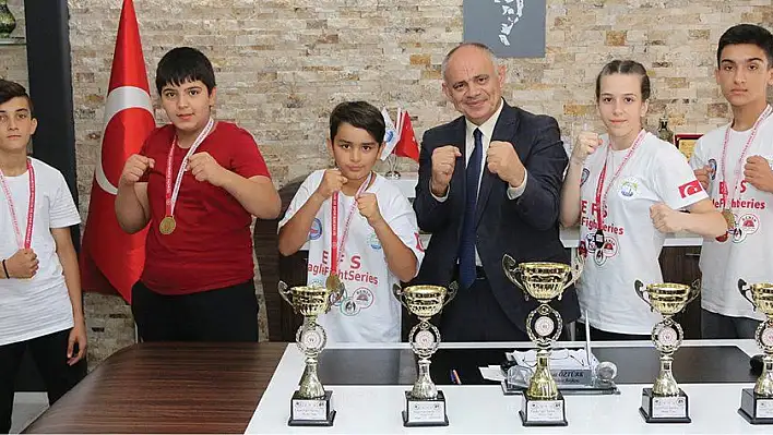 Başkan Öztürk, Muaythaı'cı sporcuları kabul etti