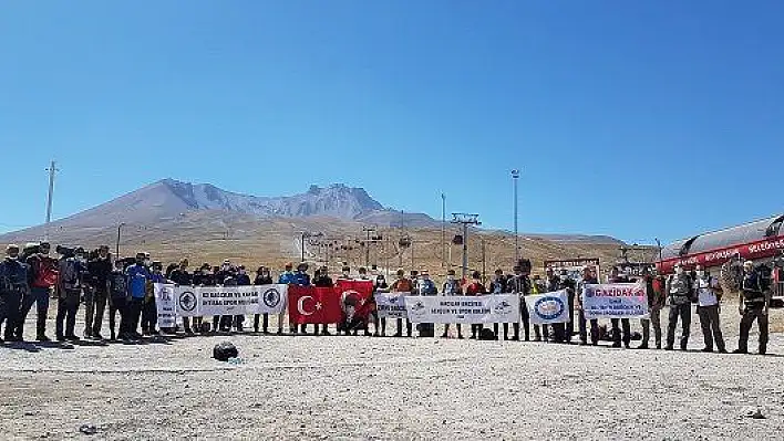 Dağcılardan Erciyes'in zirvesine 30 Ağustos Zafer Bayramı tırmanışı