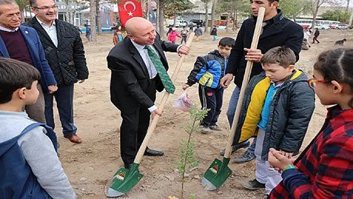 Öğrencilerin büyüttüğü fidanlar toprakla buluştu 