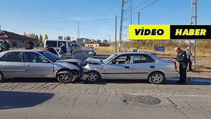 2 otomobil kafa kafaya çarpıştı: 7 yaralı 