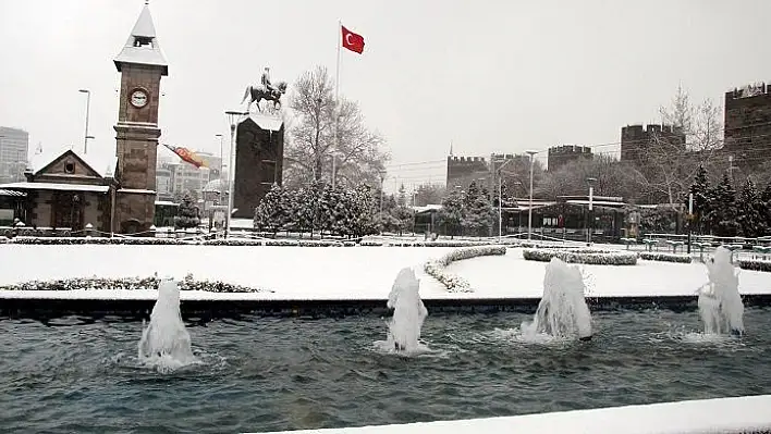 Kayseri güne kar sürprizi ile uyandı