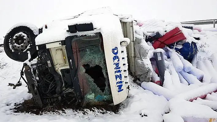 Naylon yüklü TIR şarampole uçtu: 1 yaralı