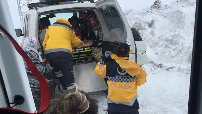 Sağlık ekipleri paletli ambulansla hastaya ulaştı 