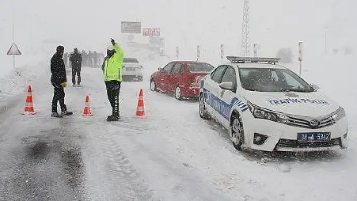 Kara saplanan aracı itmeye çalışırken kalp krizi geçiren kişi öldü