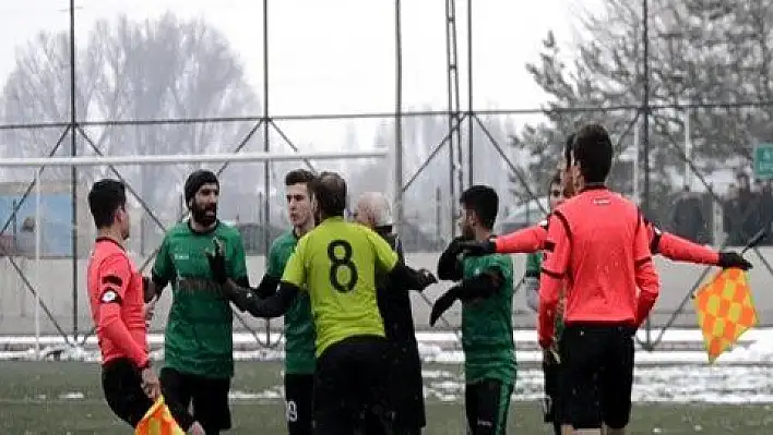 Kırmızı kart gören futbolcu hakeme tokat attı 