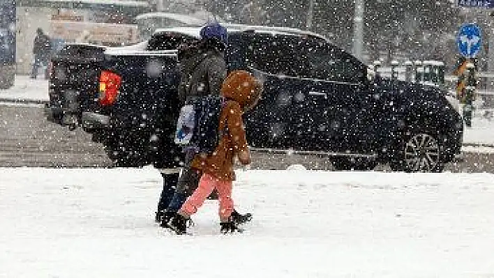 Kayseri'ye lapa lapa kar yağdı